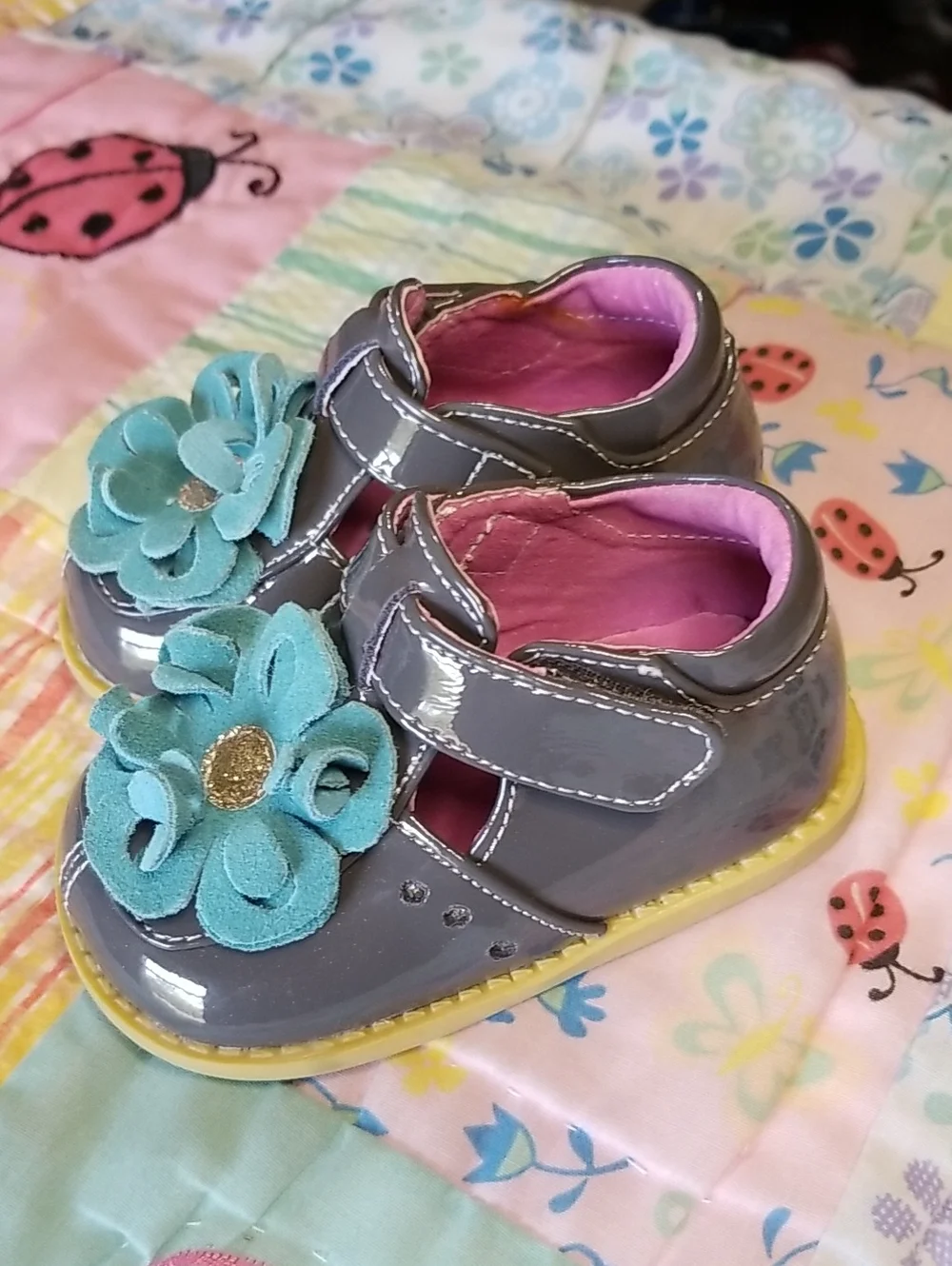 Livie & Luca Gray Patent Leather Mary Janes w/Teal Suede Flowers Size 4 Blossoms